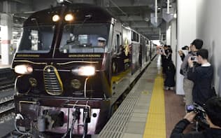 運転が再開され、JR博多駅を出発する豪華寝台列車「ななつ星in九州」（7日）=共同