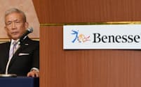ベネッセHDの2015年度決算説明会で退任を表明した原田会長兼社長（11日午後、東京都中央区）
