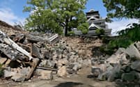 報道陣に公開された熊本城内。国の重要文化財の櫓（やぐら）は完全に倒壊し、石垣や塀が散乱していた。奥は天守閣（11日、熊本市中央区）