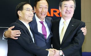 4月の記者会見後に笑顔を見せる（右から）シャープの高橋社長、鴻海の郭董事長、戴副総裁（堺市）