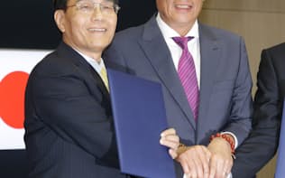 戴氏（左）は鴻海の郭董事長（右）の右腕として活躍してきた（4月の記者会見）