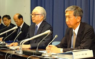 上場後初の通期決算会見に臨む日本郵政の長門社長（右から2人目）