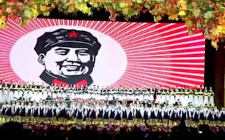 北京で2日開かれた音楽会に登場した毛沢東氏の絵。文革礼賛には中国でも批判が強い（ネット上の映像から）