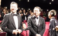 上映終了後、拍手を受ける（左から）浅野忠信、深田晃司