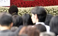 蜷川幸雄さんの葬儀・告別式で、一般のファンのために特設された祭壇（16日、東京都港区の青山葬儀所）=共同