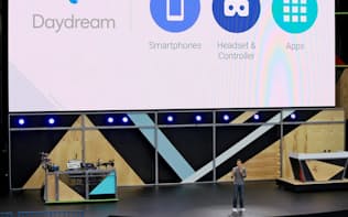 VRプラットフォーム「デイドリーム」を発表する米グーグル幹部（18日、カリフォルニア州マウンテンビュー）