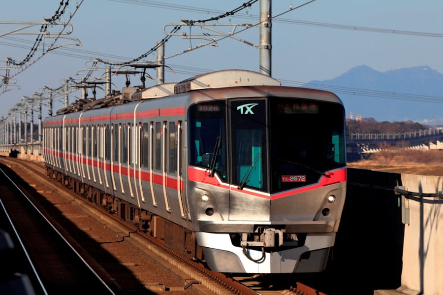 つくばエクスプレス 8両編成に拡大へ 30年代前半 日本経済新聞