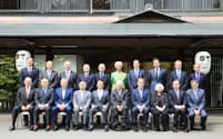 G7財務相・中央銀行総裁会議を前に、記念写真に納まる各国の財務相と銀行総裁ら（20日午後、仙台市太白区）