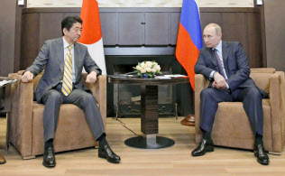 ロシアのプーチン大統領(右)との会談に臨む安倍首相=6日、ソチ(共同) ロシアのプーチン大統領(右)との会談に臨む安倍首相=6日、ソチ(共同)