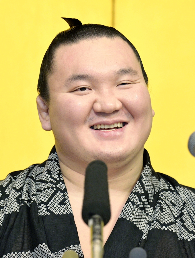 白鵬 全勝優勝 超気持ちいい 一夜明け会見 日本経済新聞 白鵬 全勝優勝 超気持ちいい 一夜明け会見 日本経済新聞