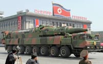 2012年4月、金日成主席の生誕100年を祝う軍事パレードに登場した、北朝鮮の大陸間弾道ミサイル「KN08」（平壌の金日成広場）=共同