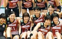 リオ五輪出場を決め、記念撮影するバレー女子日本代表ら=共同