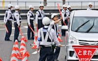 中部国際空港付近で車両検問をする警察官（25日午前、愛知県常滑市）