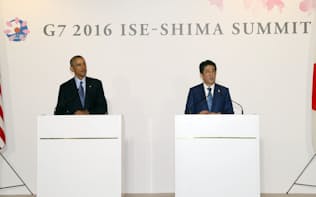 日米首脳会談後、共同記者発表する米国のオバマ大統領（左）と安倍首相（25日午後、三重県志摩市）=代表撮影