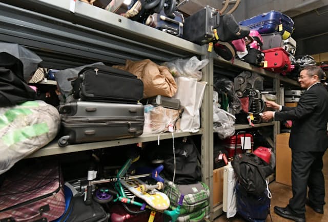 警視庁遺失物センターにはスーツケースやスケートボードなどの落とし物も届く（東京都文京区）
