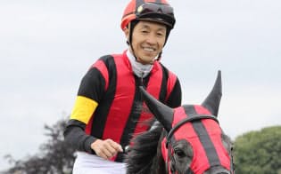 イスパーン賞で優勝したエイシンヒカリと武豊=共同 イスパーン賞で優勝したエイシンヒカリと武豊=共同