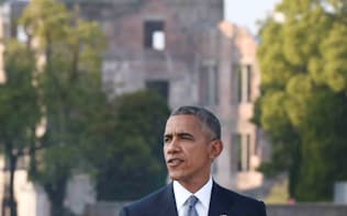 現職米大統領として初めて広島を訪れ、声明を読み上げるオバマ米大統領（27日午後、広島市中区の平和記念公園）=代表撮影