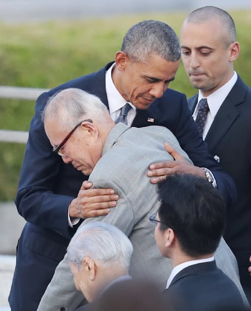 オバマ米大統領 原爆慰霊碑に献花 写真 日本経済新聞 オバマ米大統領 原爆慰霊碑に献花 写真 日本経済新聞