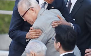 被爆者の森重昭さんと抱き合うオバマ米大統領（27日午後、広島市中区の平和記念公園）