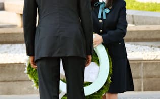 オバマ米大統領に原爆慰霊碑への献花の花輪を手渡す広島女学院高校3年の並川さん（27日、広島市の平和記念公園）