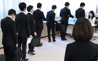 採用面接の受付に並ぶ就活生（1日、東京都渋谷区）