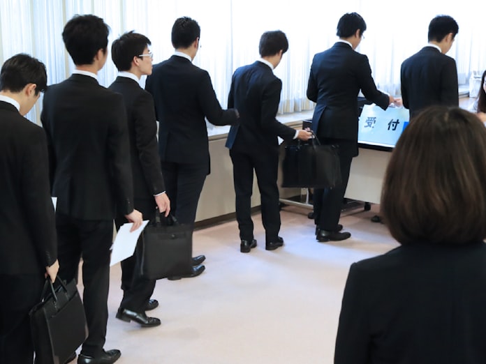 ルポ6月1日面接解禁 扉を開けたら 2分で内定 日本経済新聞 ルポ6月1日面接解禁 扉を開けたら 2分で内定 日本経済新聞