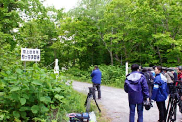 北海道の不明小2男児 6日ぶり保護 両親らと再会 日本経済新聞