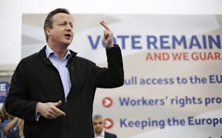 「EU残留」を呼びかける運動に参加するキャメロン英首相（5月30日、ロンドン近郊の大学で）=ロイター