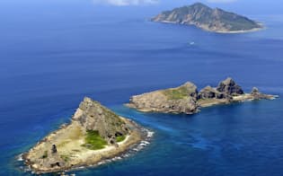 沖縄県・尖閣諸島。手前から南小島、北小島、魚釣島（2012年9月）=共同