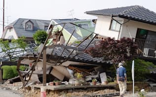熊本県益城町では新耐震基準で建てられたとみられる家屋の倒壊も相次いだ