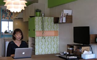 川崎市に住む山岸加奈さん。内装は緑色を基調とした部屋に切り替えた。