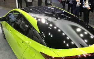 トヨタ自動車が初公表した日本仕様の新型プリウスPHVは、屋上にソーラーパネルを載せることができる（15日、東京都内）