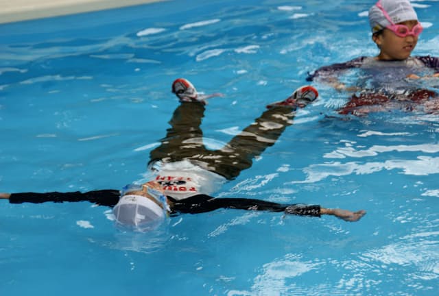 背浮きの訓練をする小学生（東京海洋大学の田村准教授提供）