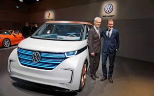 VWのEVコンセプト車「バディ」と写真に収まるミュラー社長（左）とディース取締役（2月末、ジュネーブ）
