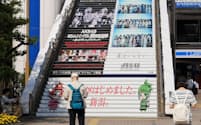 昨年6月、新潟市で開かれた「総選挙」に際して、階段の蹴上がりがAKB48関連の情報で埋め尽くされた（写真、武藤邦雄）