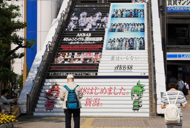 昨年6月、新潟市で開かれた「総選挙」に際して、階段の蹴上がりがAKB48関連の情報で埋め尽くされた（写真、武藤邦雄）
