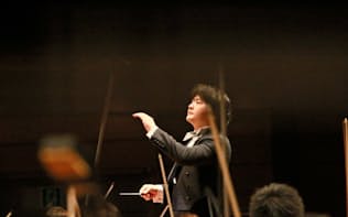 今年3月26日、東京・渋谷のBunkamuraオーチャードホールで日本フィルとマーラーの「交響曲第6番《悲劇的》」を演奏する山田和樹（撮影=山口敦、写真提供=Bunkamura）