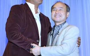 特別講義を前にソフトバンクのニケシュ・アローラ副社長(左)と握手する孫社長（22日午後、東京都中央区）