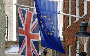 欧州委員会ビルに掲げられた欧州旗と英国旗（21日、ロンドン）=写真　小林健
