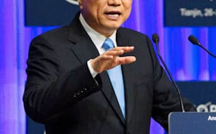 27日、中国天津市で開かれている「夏季ダボス会議」で演説する李克強首相=共同