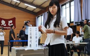 投票する18歳の有権者
