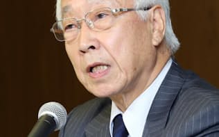 NHKの経営委員長に選出され記者会見するJR九州の石原進相談役(28日夜、東京都渋谷区)