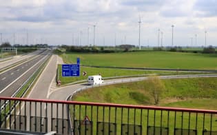 ドイツ郊外には風力発電の設備が広がる