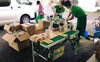 被災地で手作りジュースをつくる防災ガールのメンバー（熊本県益城町）