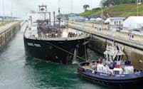 6月27日、商用利用が始まった新パナマ運河を日本船が一番乗りで通航した