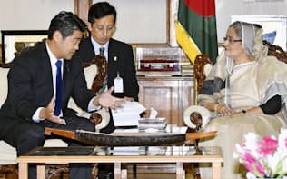 バングラデシュのハシナ首相（右）と会談する木原誠二外務副大臣（3日、ダッカ）=共同