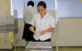 期日前投票をする生徒たち（7月4日、県立田村高校）