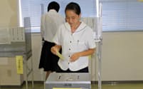 期日前投票をする生徒たち（7月4日、県立田村高校）