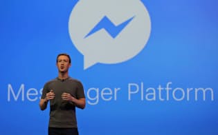 対話アプリ「メッセンジャー」のプラットフォーム戦略を発表するフェイスブックのザッカーバーグCEO