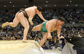 通算1000勝目前の白鵬 よき記憶に残る力士も目指せ 日本経済新聞 通算1000勝目前の白鵬 よき記憶に残る力士も目指せ 日本経済新聞